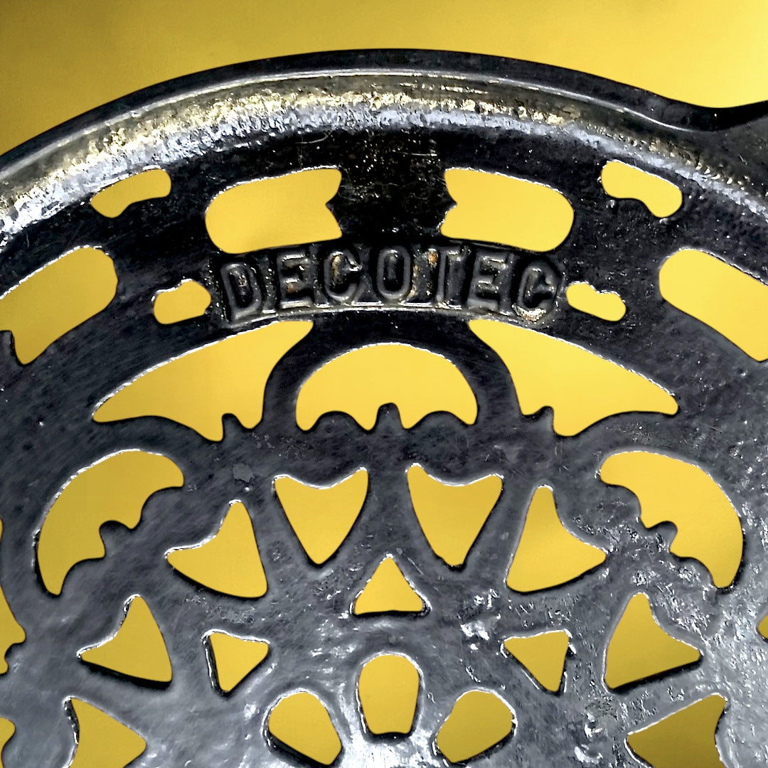 Dessous de Plat Ancien en Fonte Émaillée Noire Ajourée – Décor Ornemental – Made in France Decotec – Années 50 60