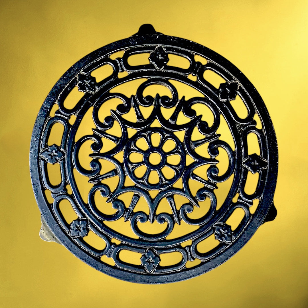 Dessous de Plat Ancien en Fonte Émaillée Noire Ajourée – Décor Ornemental – Made in France Decotec – Années 50 60