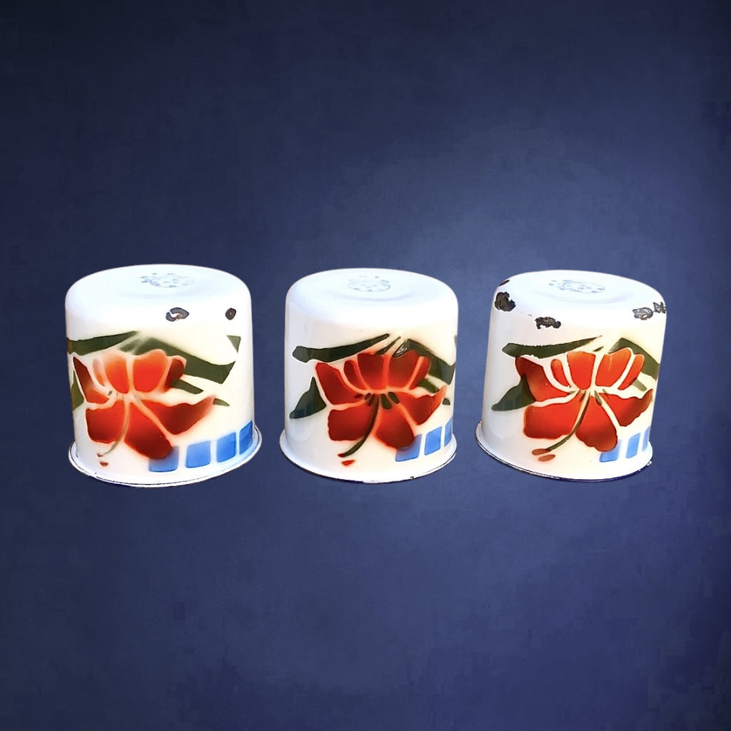 Trio de Tasses en Tôle Émaillée Three Stars Brand à Décor Floral – Années 60-70