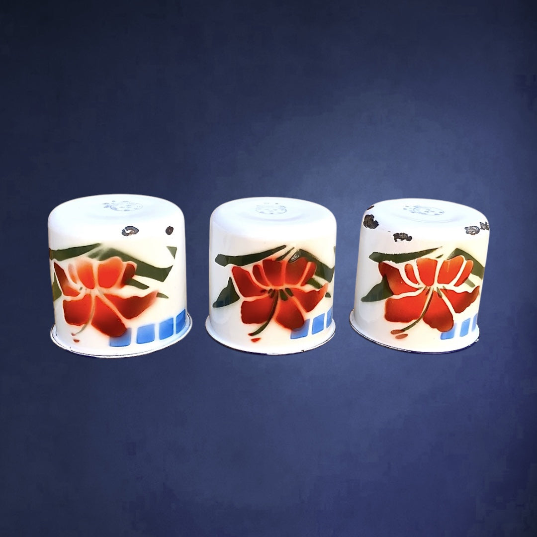 Trio de Tasses en Tôle Émaillée Three Stars Brand à Décor Floral – Années 60-70