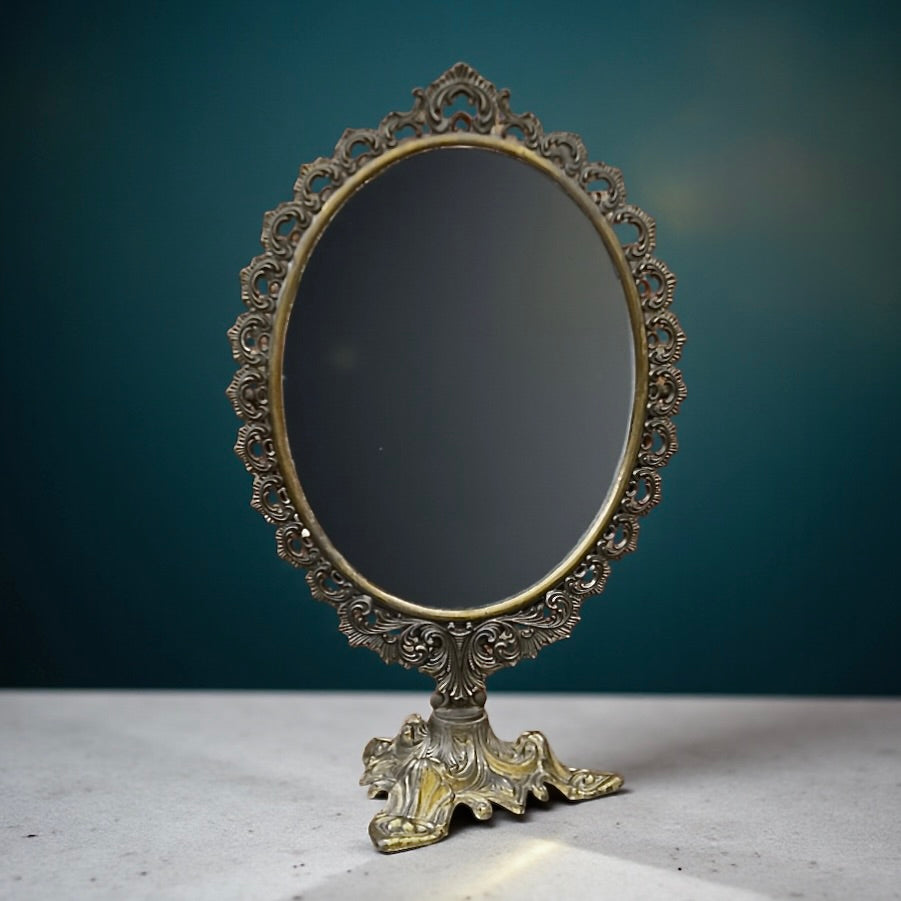 Miroir de table ovale vintage en métal doré patiné – esprit baroque
