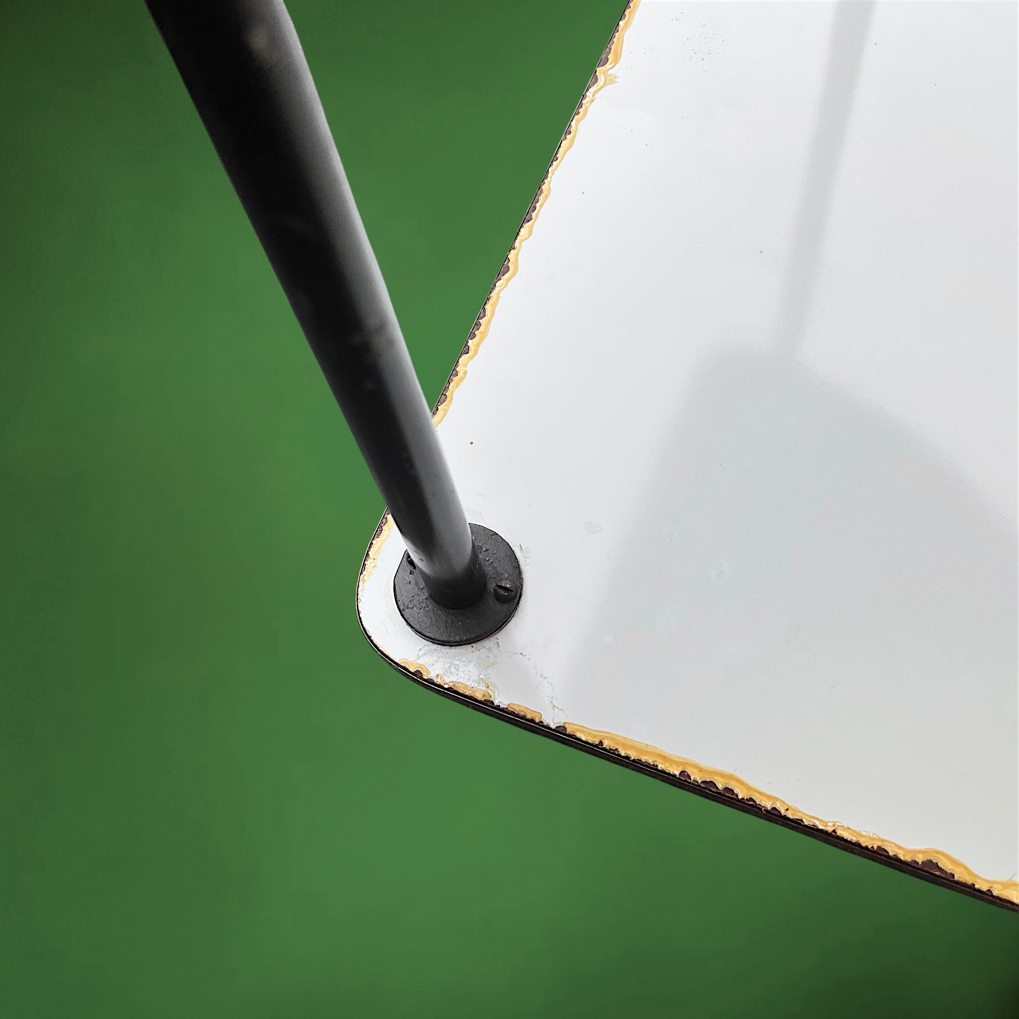 Encoignure Vintage en Formica Imitation Bois Liseré Doré Piètement Métal Noir – Années 50 60