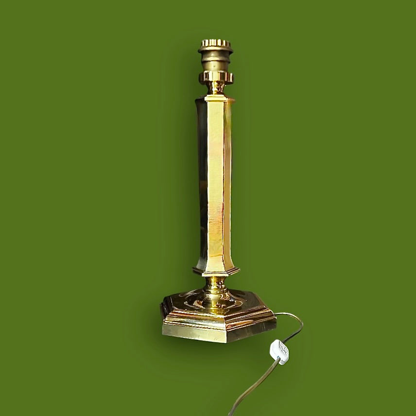 Lampe de table hexagonale dorée – esprit Empire / Hollywood Regency