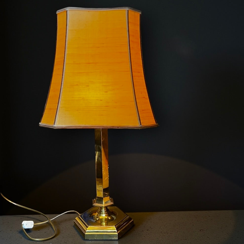 Lampe de table hexagonale dorée – esprit Empire / Hollywood Regency