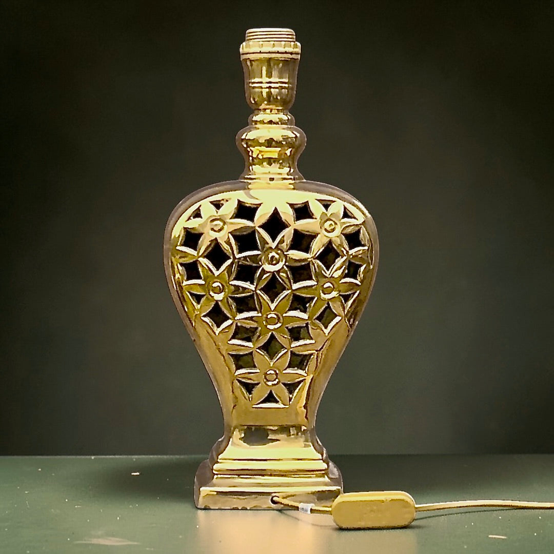 Grand pied de lampe ajouré en laiton massif — attribué à Deknudt — années 1960-1970