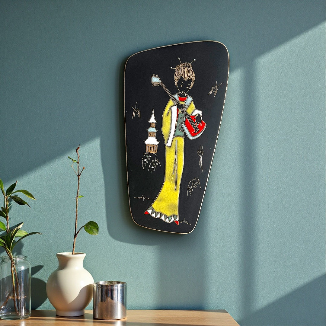 Plaque murale vintage Mid-Century – Femme au shamisen – Céramique émaillée