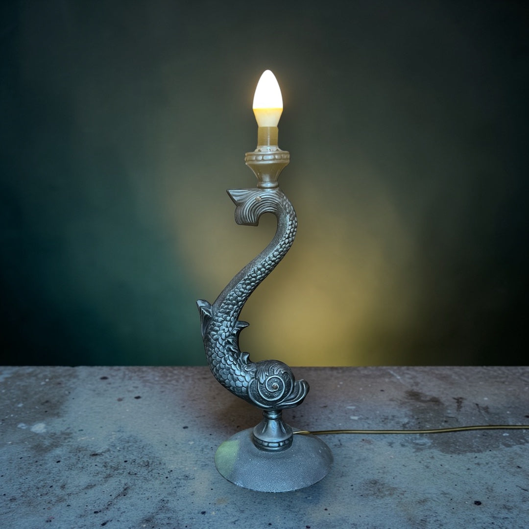 Pied de lampe sculptural poisson en métal patiné – Années 50