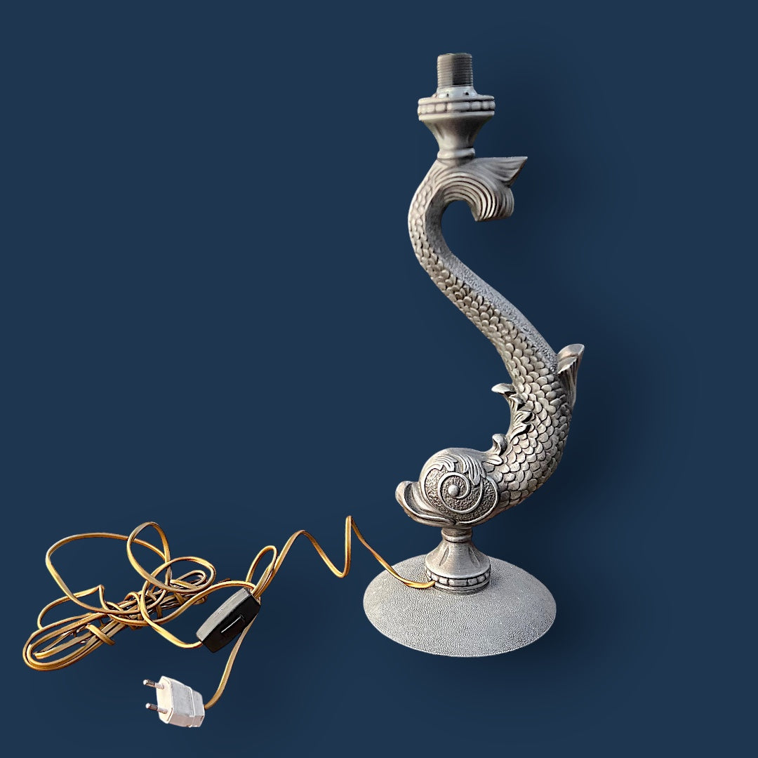 Pied de lampe sculptural poisson en métal patiné – Années 50