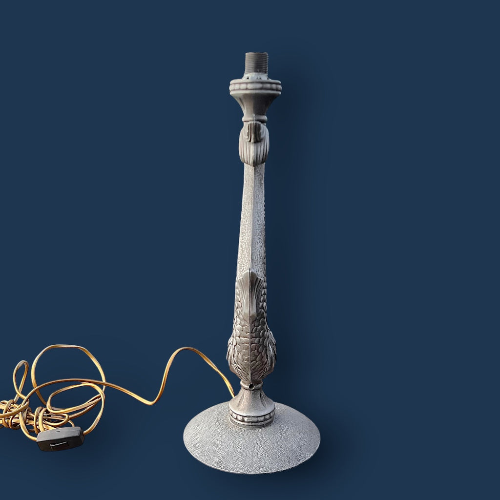 Pied de lampe sculptural poisson en métal patiné – Années 50