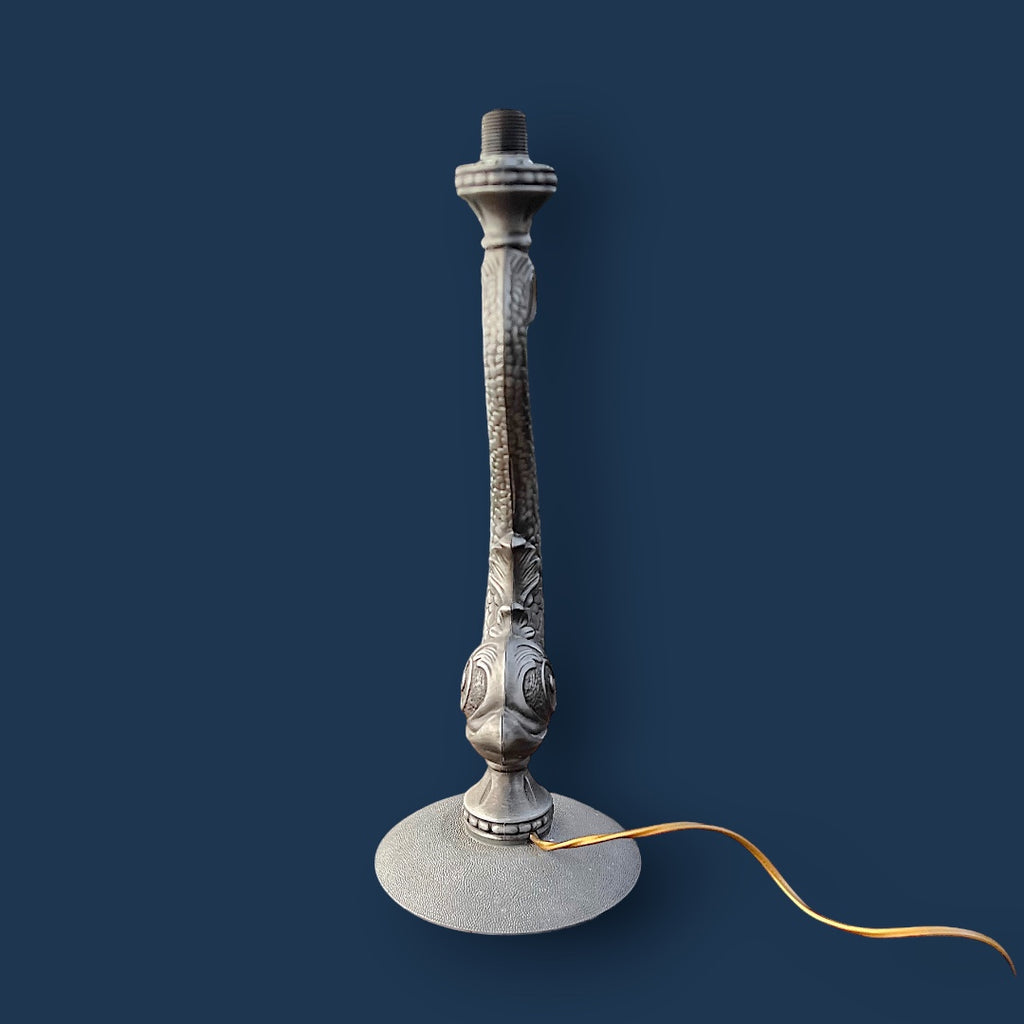 Pied de lampe sculptural poisson en métal patiné – Années 50