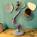 Pied de lampe sculptural poisson en métal patiné – Années 50