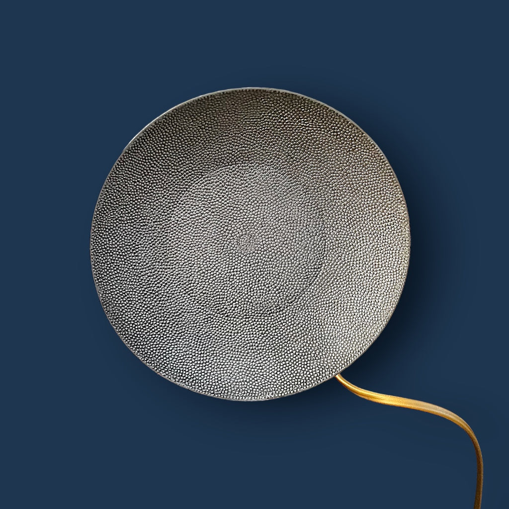 Pied de lampe sculptural poisson en métal patiné – Années 50
