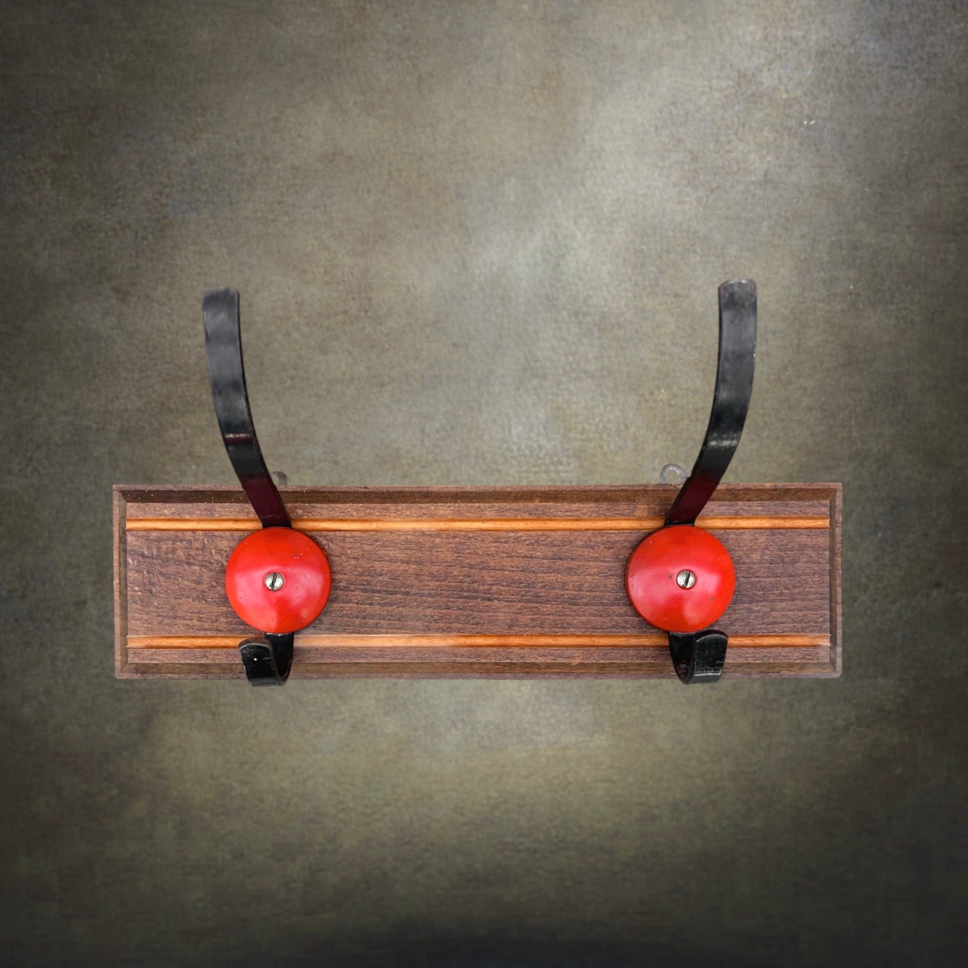 portemanteau-mural-bois-metal-noir-rouge-annees50