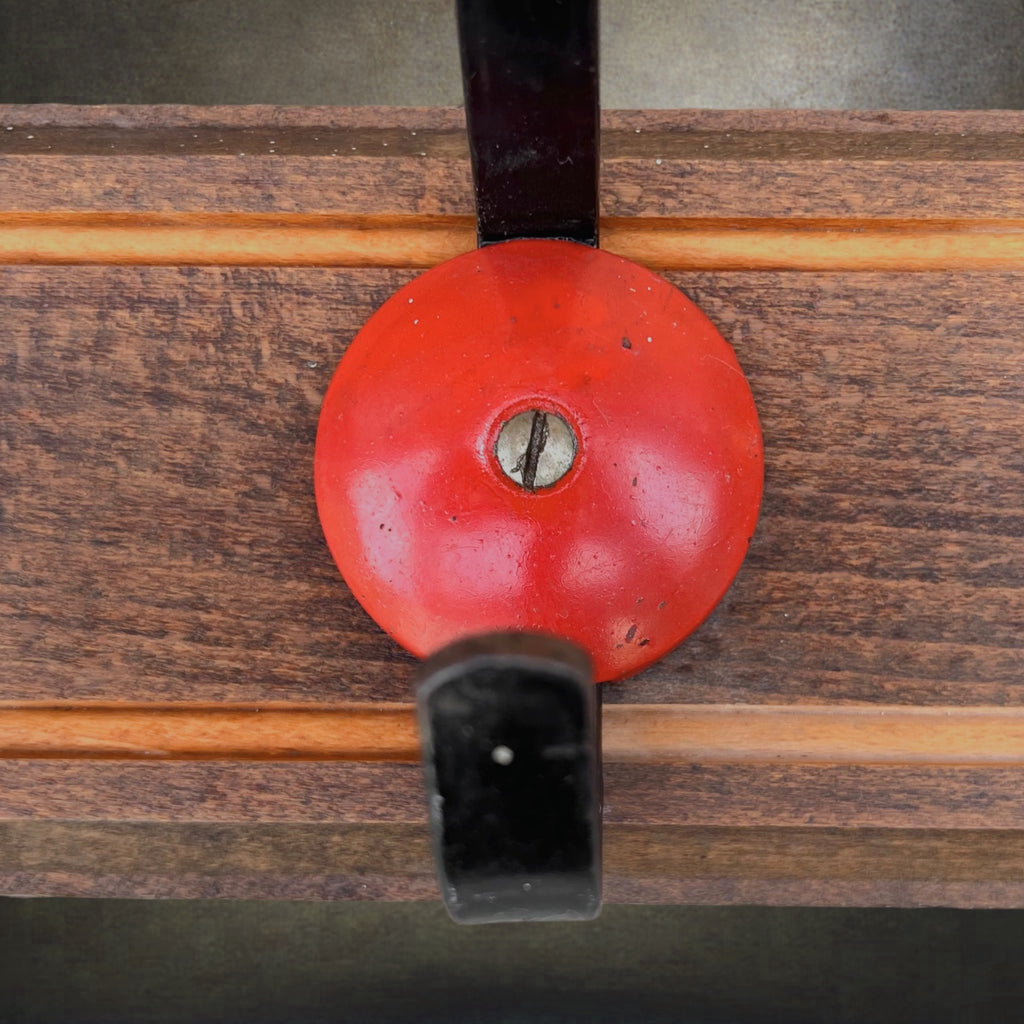 Portemanteau Mural Vintage en Bois et Métal Peint Noir et Rouge - Années 50-60