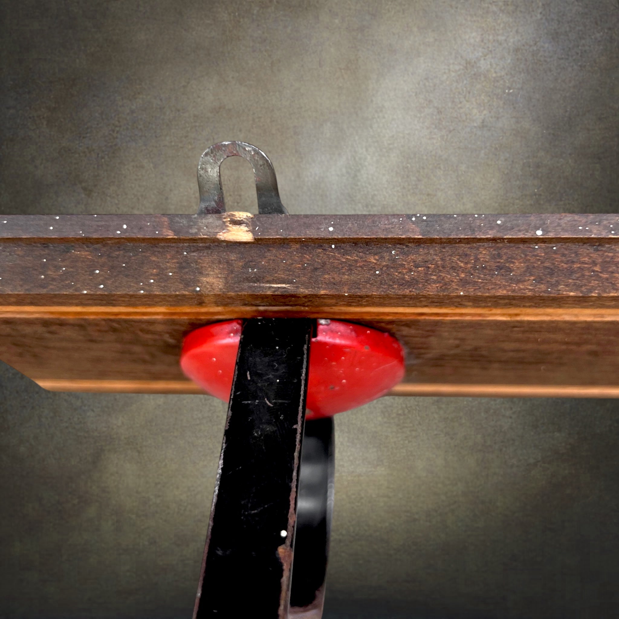 Portemanteau Mural Vintage en Bois et Métal Peint Noir et Rouge - Années 50-60