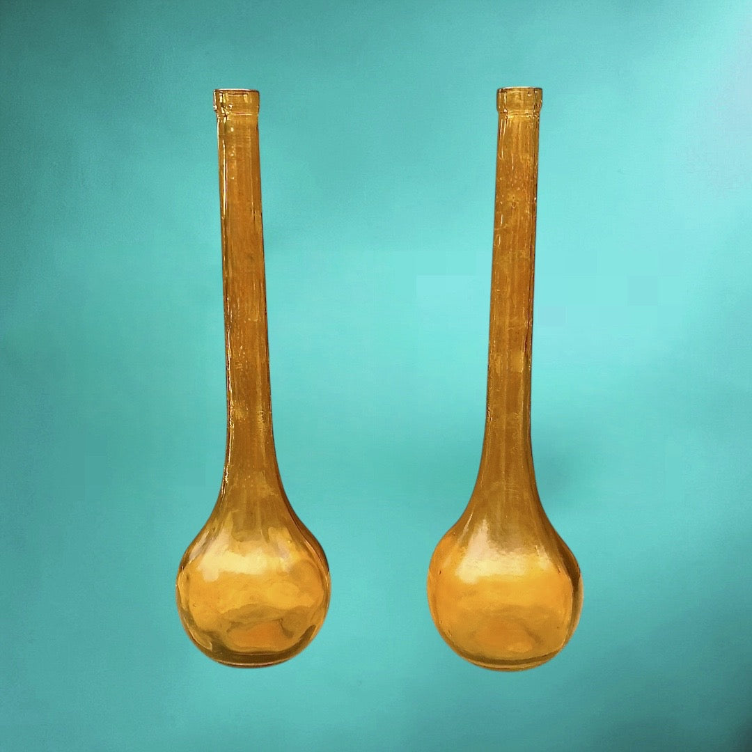 Paire de bouteilles en verre soufflé ambré – soliflores vintage élancés – années 60