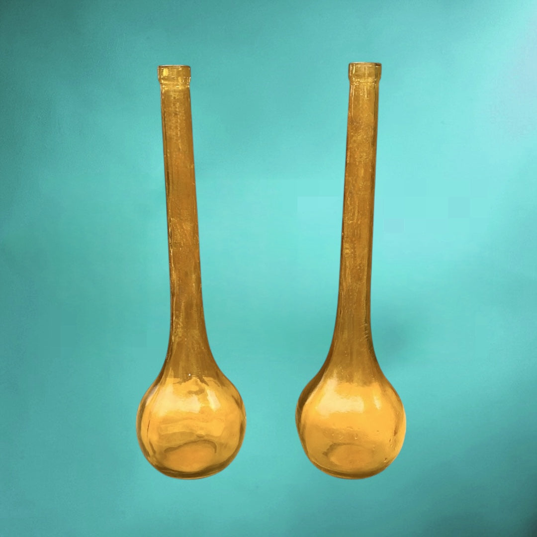 Paire de bouteilles en verre soufflé ambré – soliflores vintage élancés – années 60