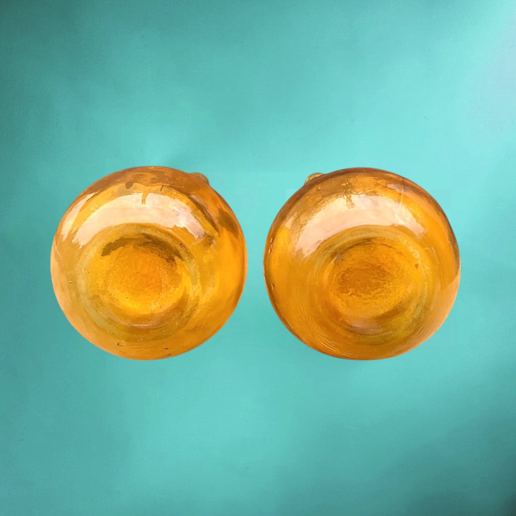 Paire de bouteilles en verre soufflé ambré – soliflores vintage élancés – années 60