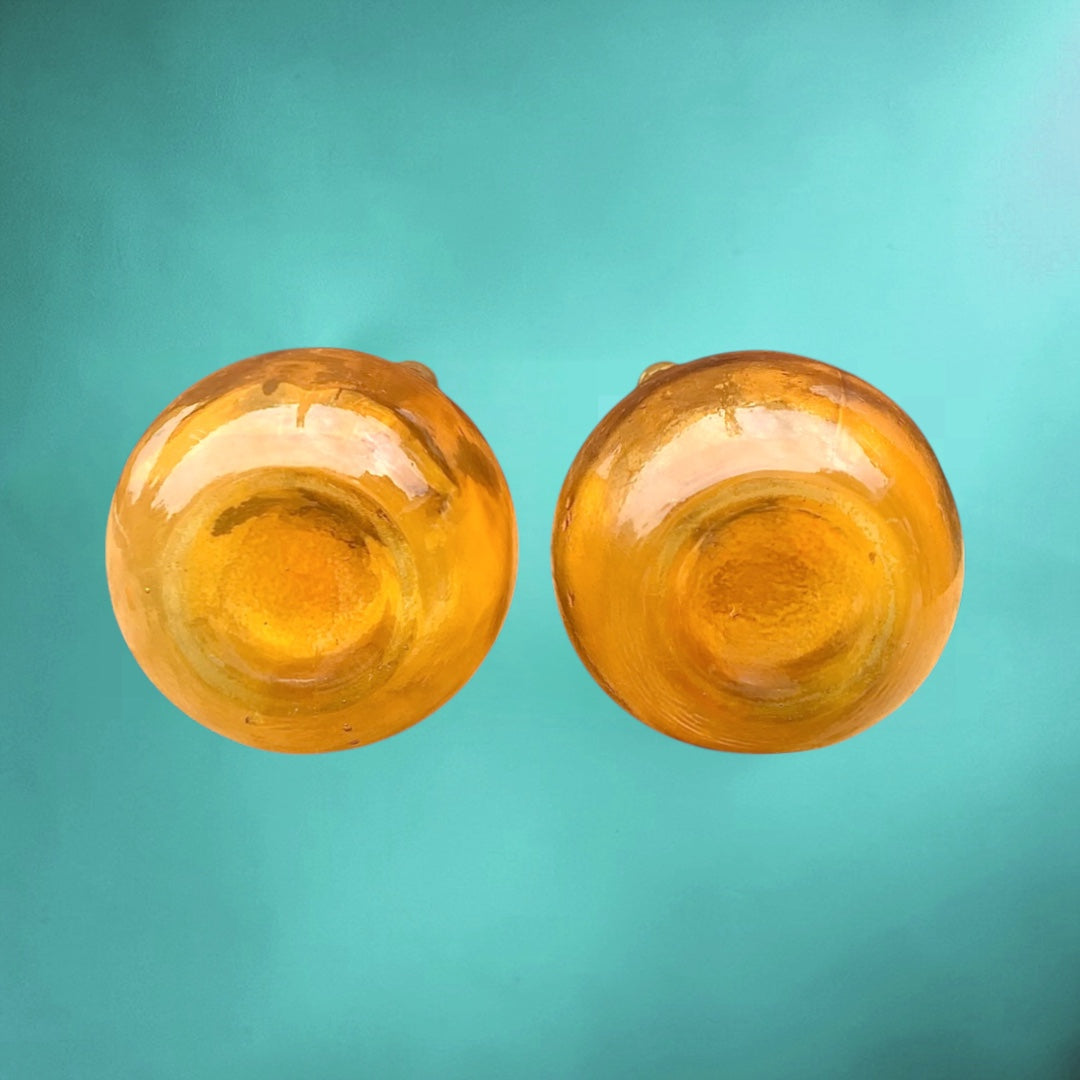 Paire de bouteilles en verre soufflé ambré – soliflores vintage élancés – années 60
