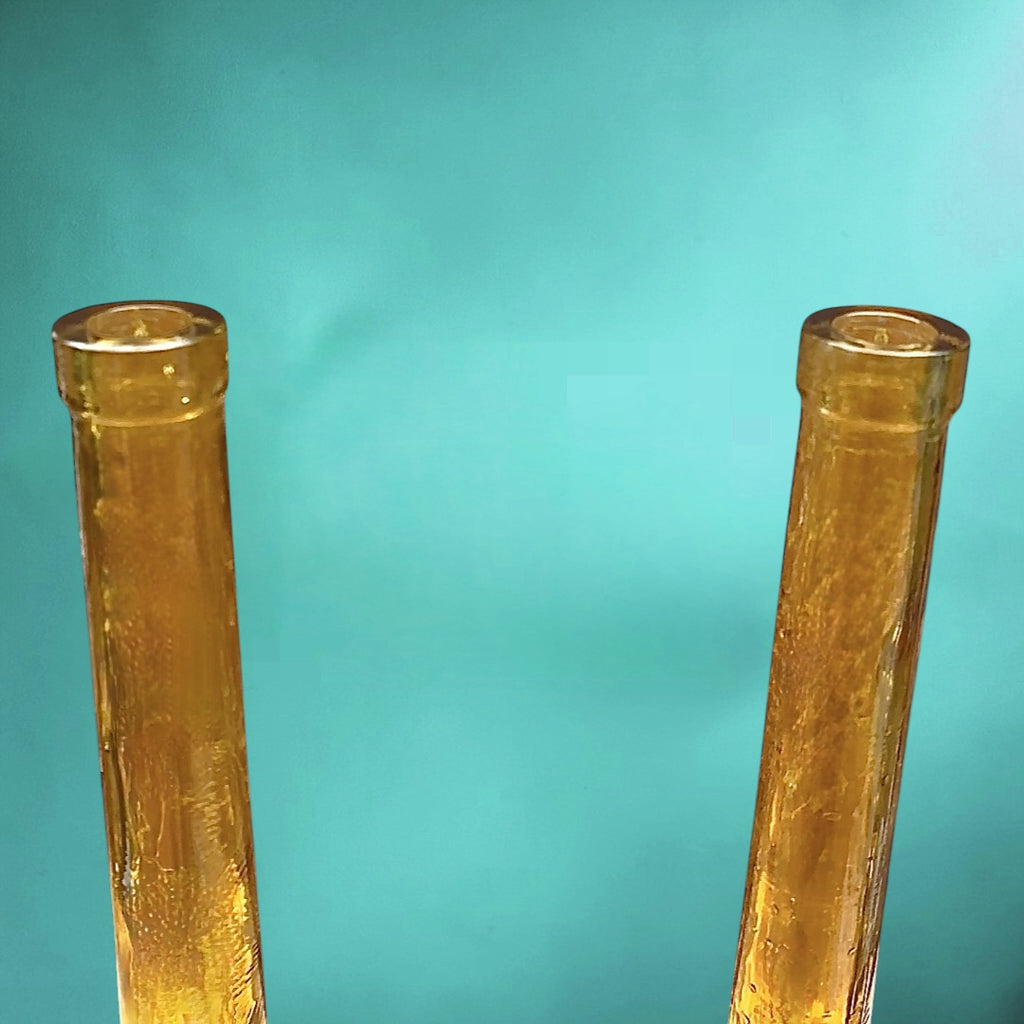 Paire de bouteilles en verre soufflé ambré – soliflores vintage élancés – années 60