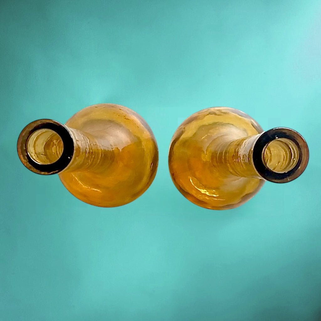 Paire de bouteilles en verre soufflé ambré – soliflores vintage élancés – années 60