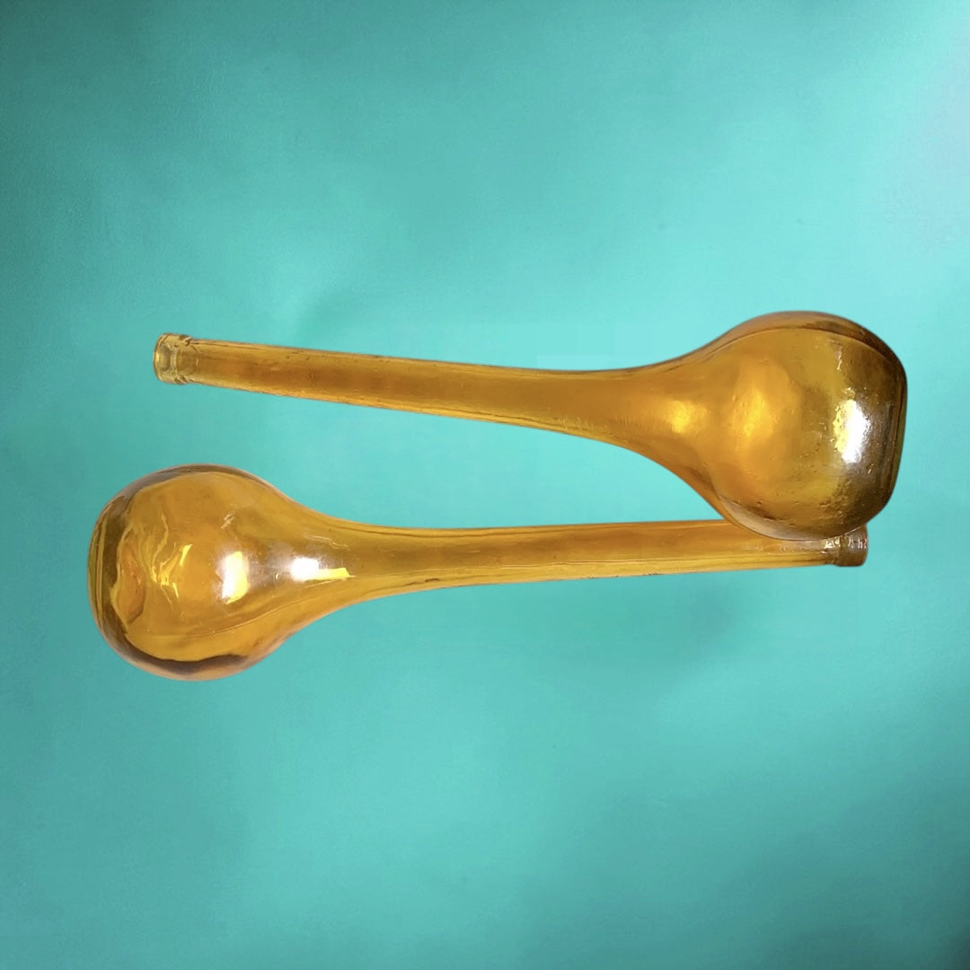 Paire de bouteilles en verre soufflé ambré – soliflores vintage élancés – années 60