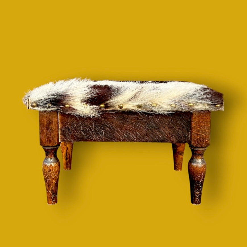 Petit tabouret coffre vintage en bois et peau – intérieur velours rouge