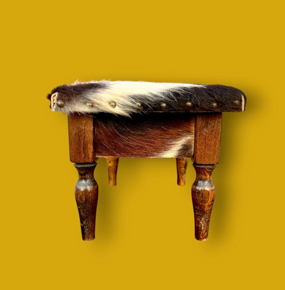 Petit tabouret coffre vintage en bois et peau – intérieur velours rouge