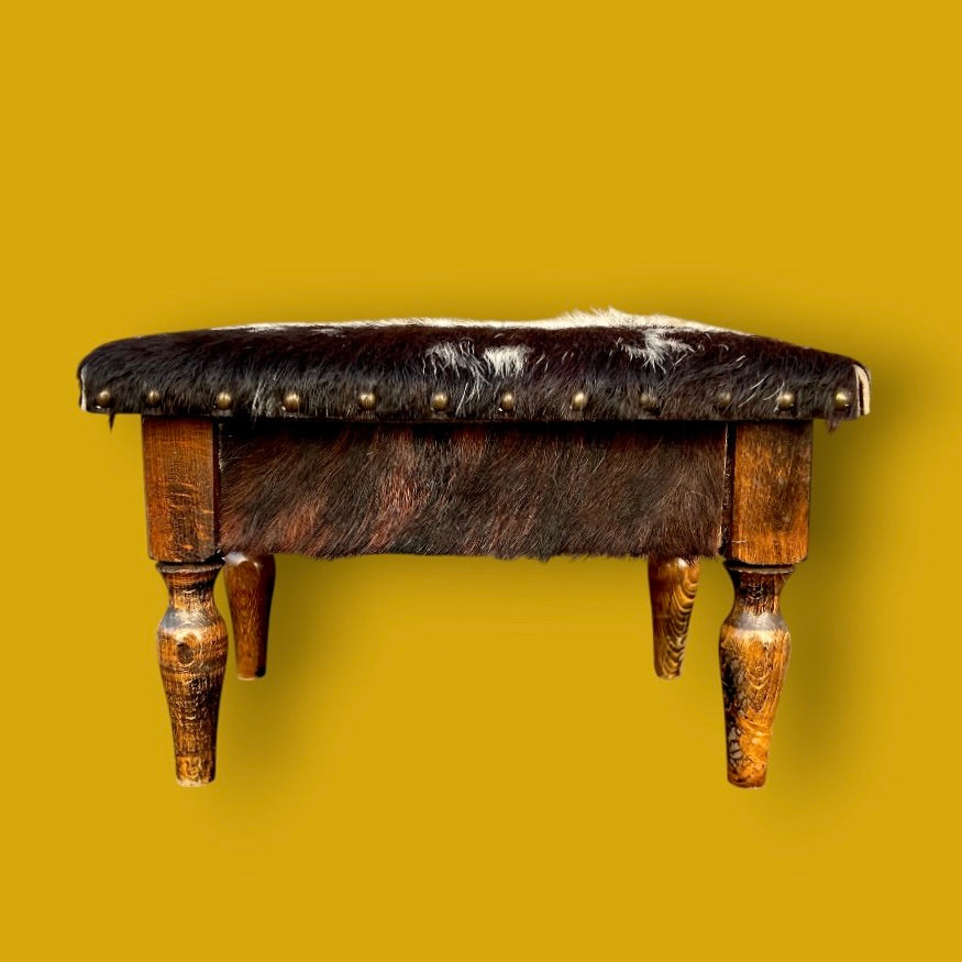 Petit tabouret coffre vintage en bois et peau – intérieur velours rouge