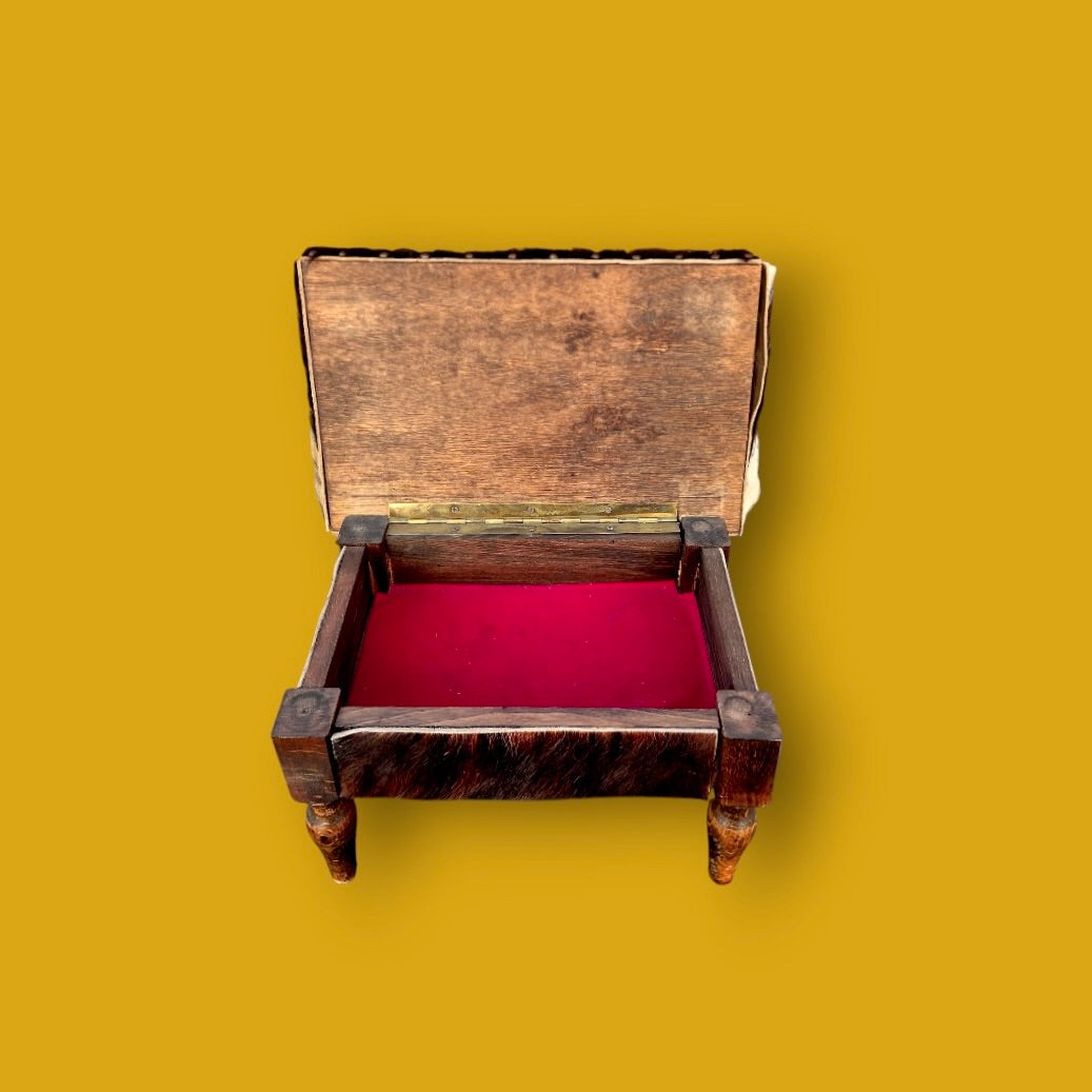 Petit tabouret coffre vintage en bois et peau – intérieur velours rouge