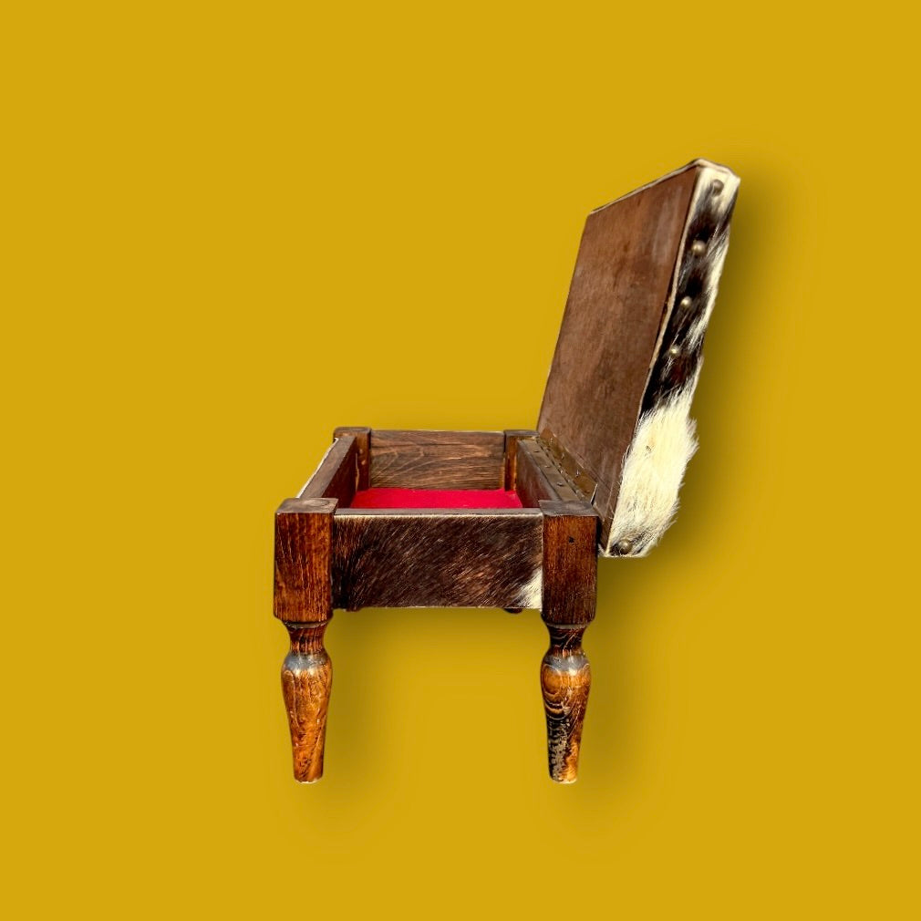 Petit tabouret coffre vintage en bois et peau – intérieur velours rouge