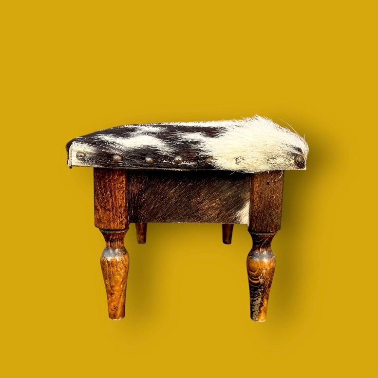 Petit tabouret coffre vintage en bois et peau – intérieur velours rouge