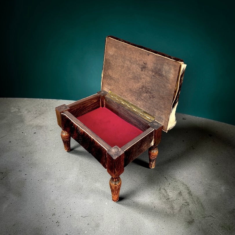 Petit tabouret coffre vintage en bois et peau – intérieur velours rouge