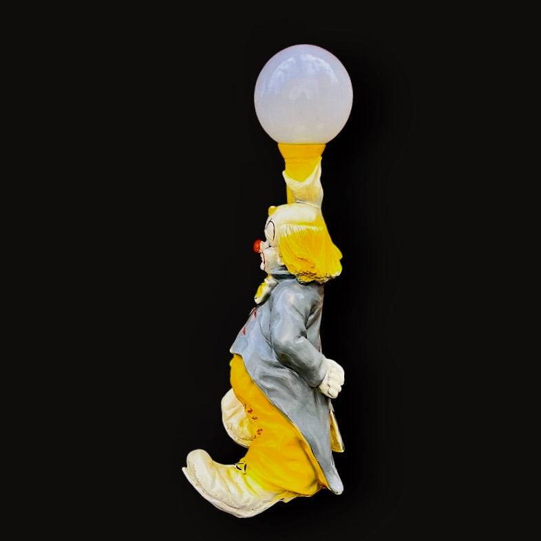 Grande lampe clown vintage en plâtre moulé – globe opalin – années 70