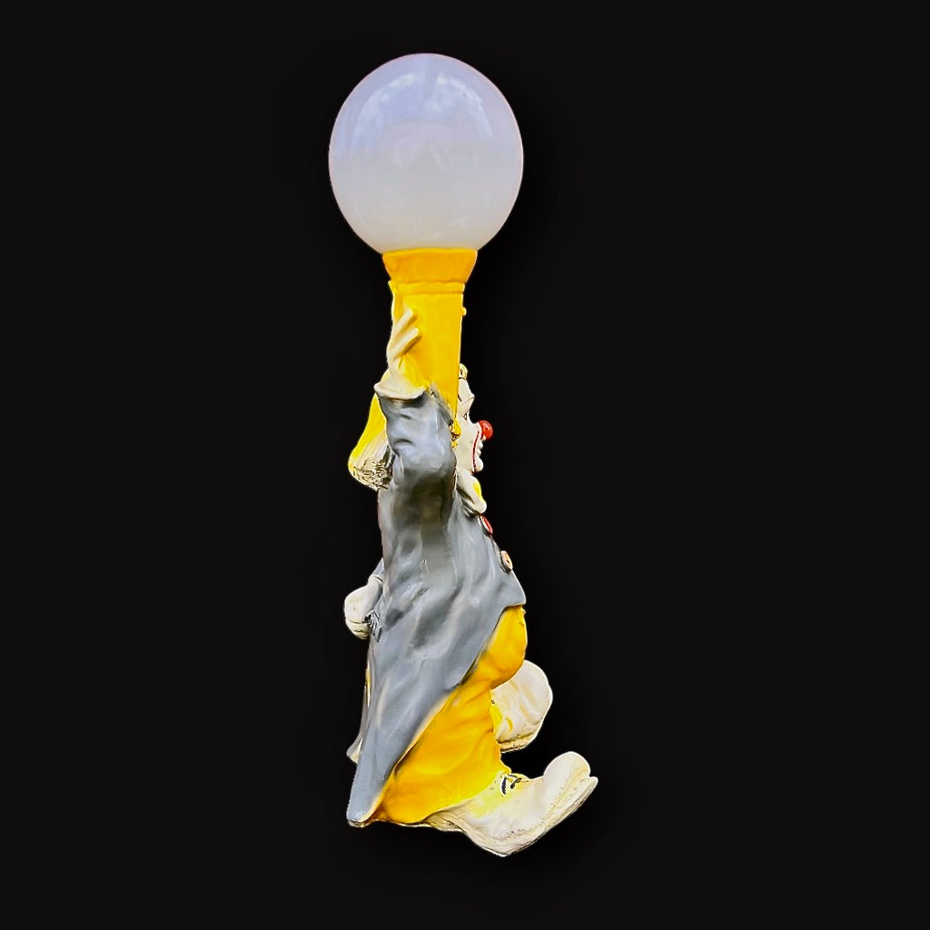 Grande lampe clown vintage en plâtre moulé – globe opalin – années 70