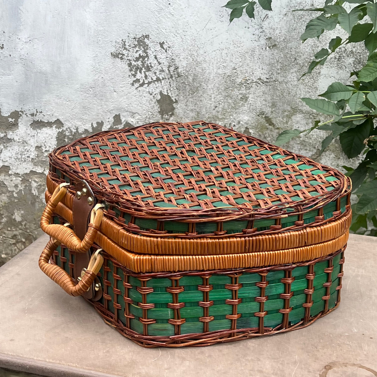 Panier de Pique-Nique Garni pour 4 Personnes en Rotin et Fibres Végétales Vertes – Années 70