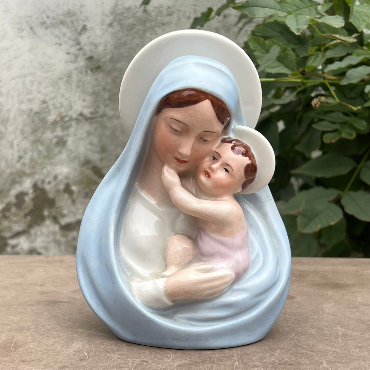 Vierge à l’Enfant en Porcelaine Polychrome Téco, Bois-de-Breux, Belgique – Années 30