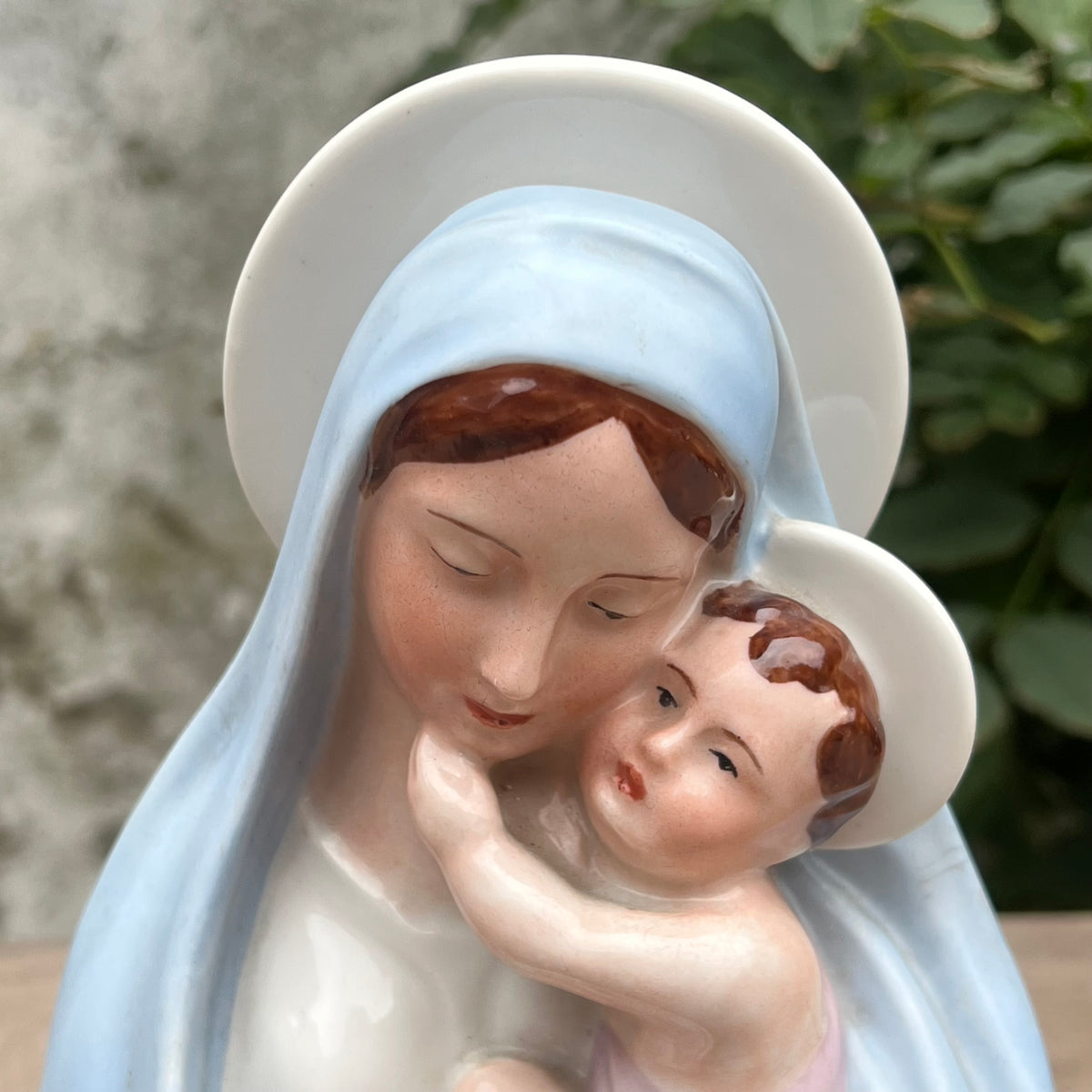 Vierge à l’Enfant en Porcelaine Polychrome Téco, Bois-de-Breux, Belgique – Années 30