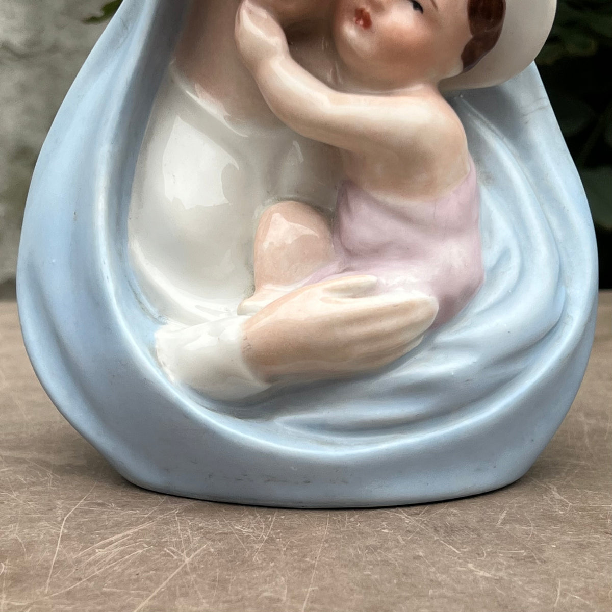 Vierge à l’Enfant en Porcelaine Polychrome Téco, Bois-de-Breux, Belgique – Années 30