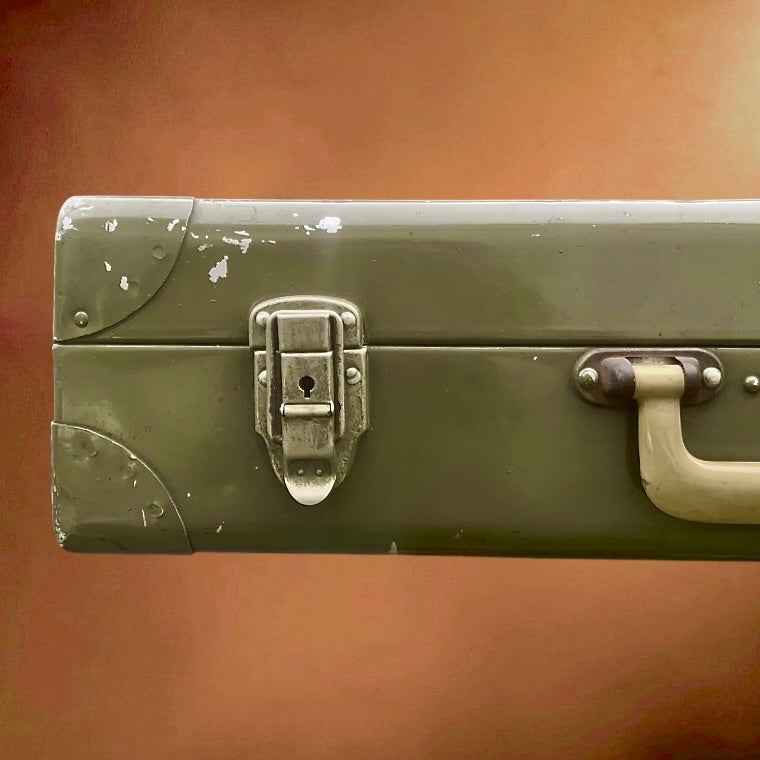 Ancienne Valise Militaire en Métal Vert Kaki Compartimentée - Années 50 60
