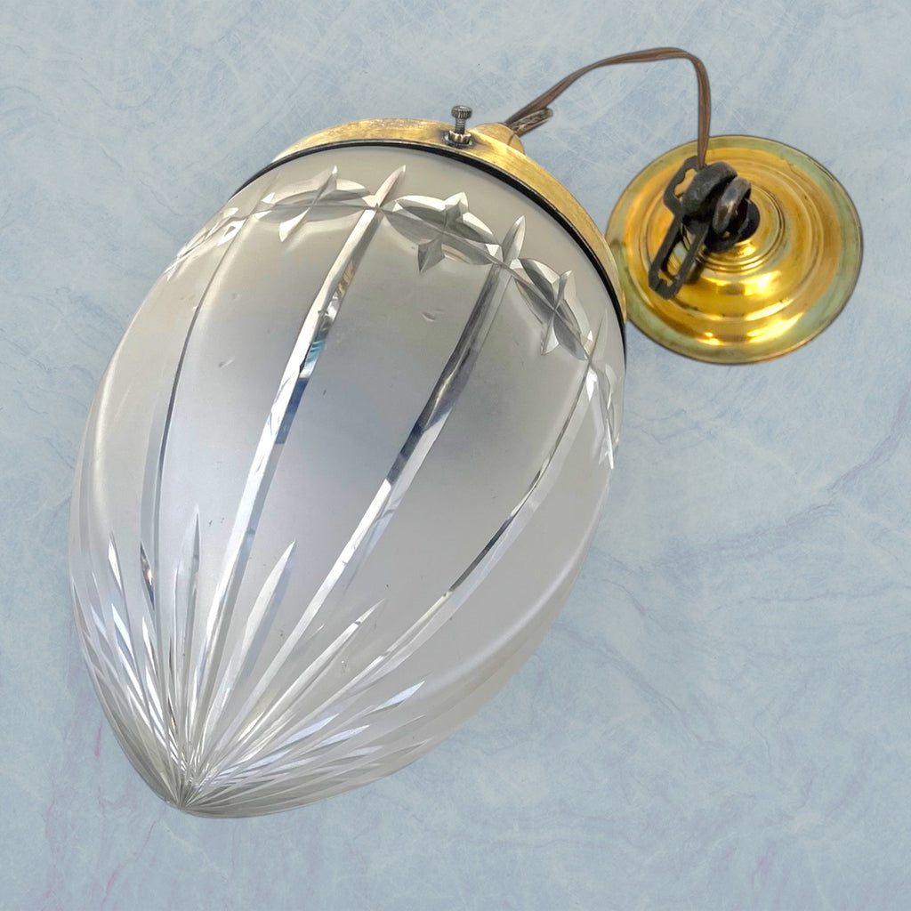 Suspension Art Déco en laiton doré et verre dépoli sculpté – années 1930