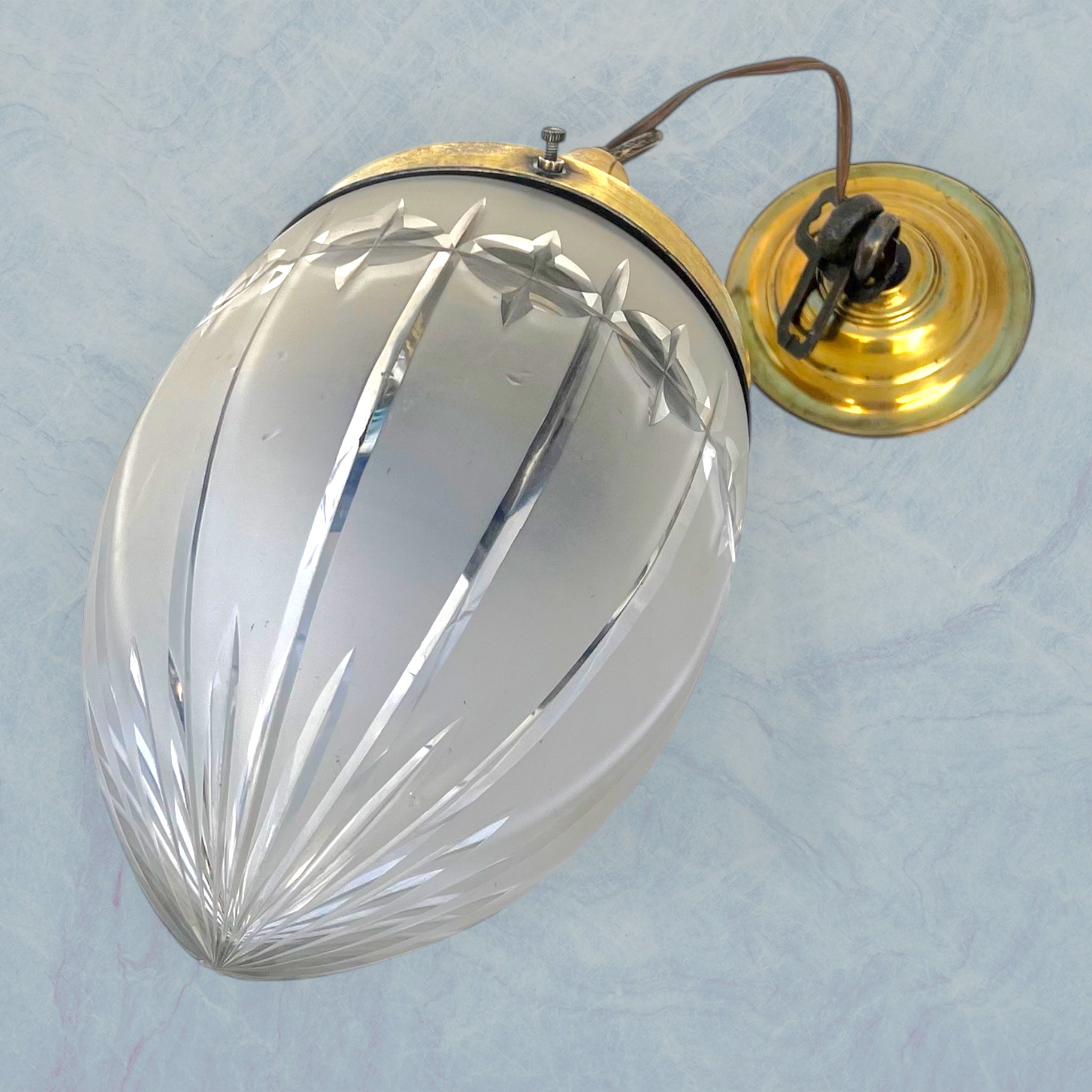 Suspension Art Déco en laiton doré et verre dépoli sculpté – années 1930