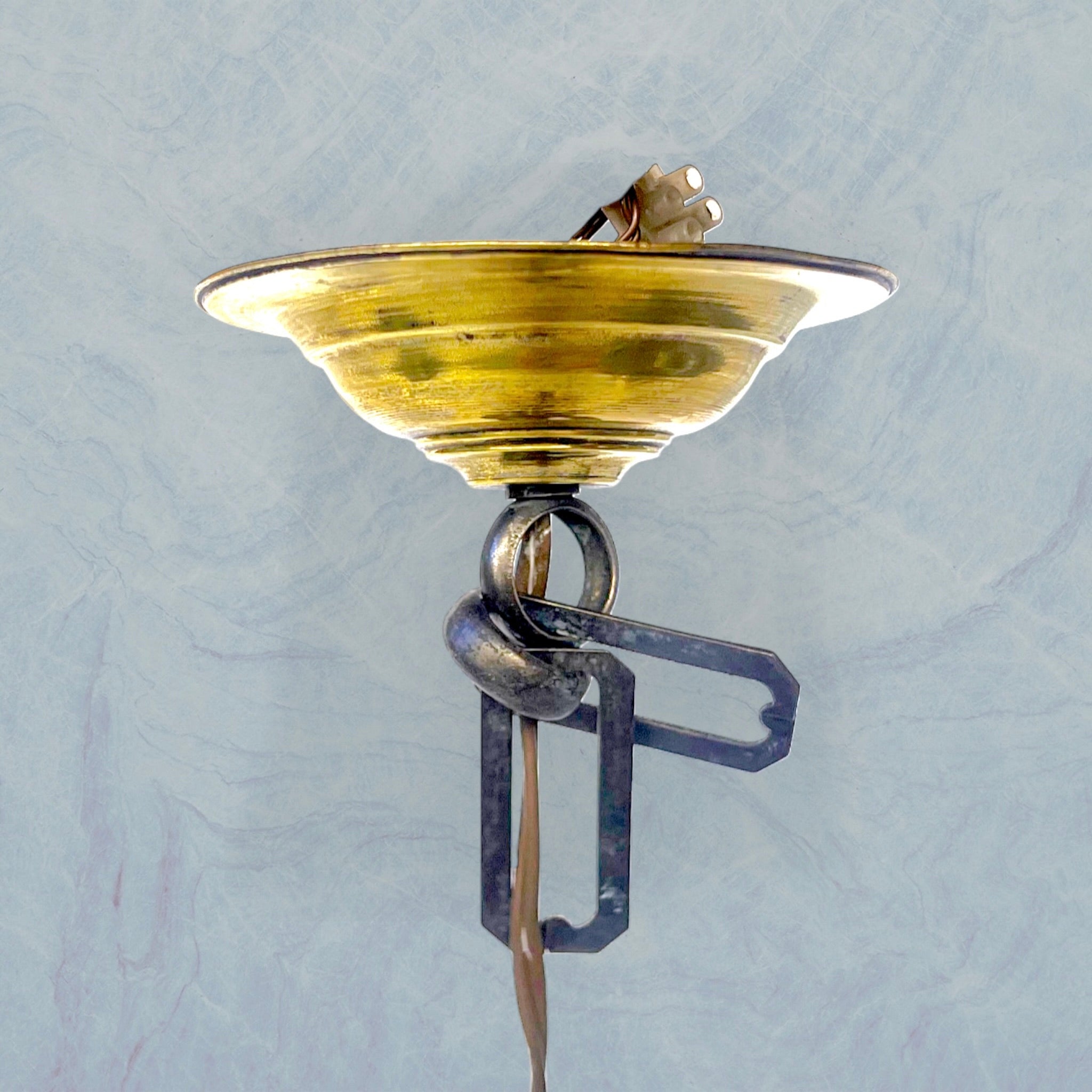 Suspension Art Déco en laiton doré et verre dépoli sculpté – années 1930