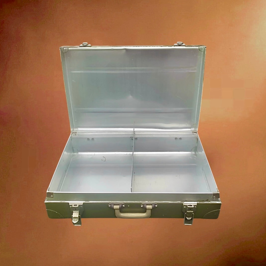Ancienne Valise Militaire en Métal Vert Kaki Compartimentée - Années 50 60