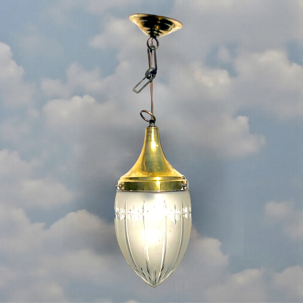 Suspension Art Déco en laiton doré et verre dépoli sculpté – années 1930