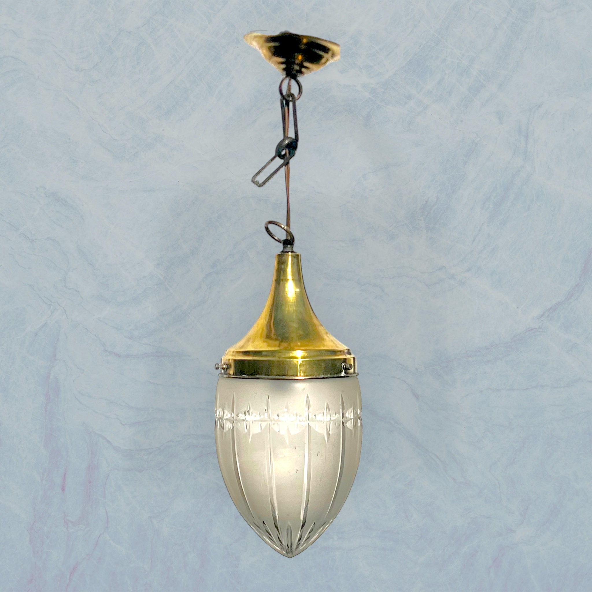 Suspension Art Déco en laiton doré et verre dépoli sculpté – années 1930