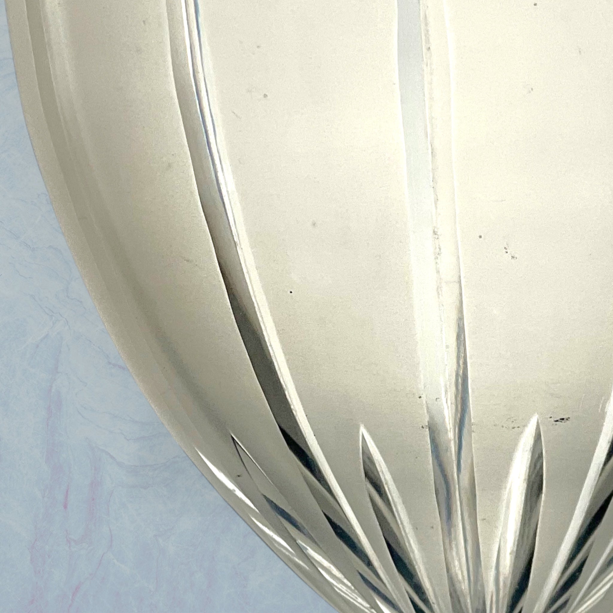 Suspension Art Déco en laiton doré et verre dépoli sculpté – années 1930
