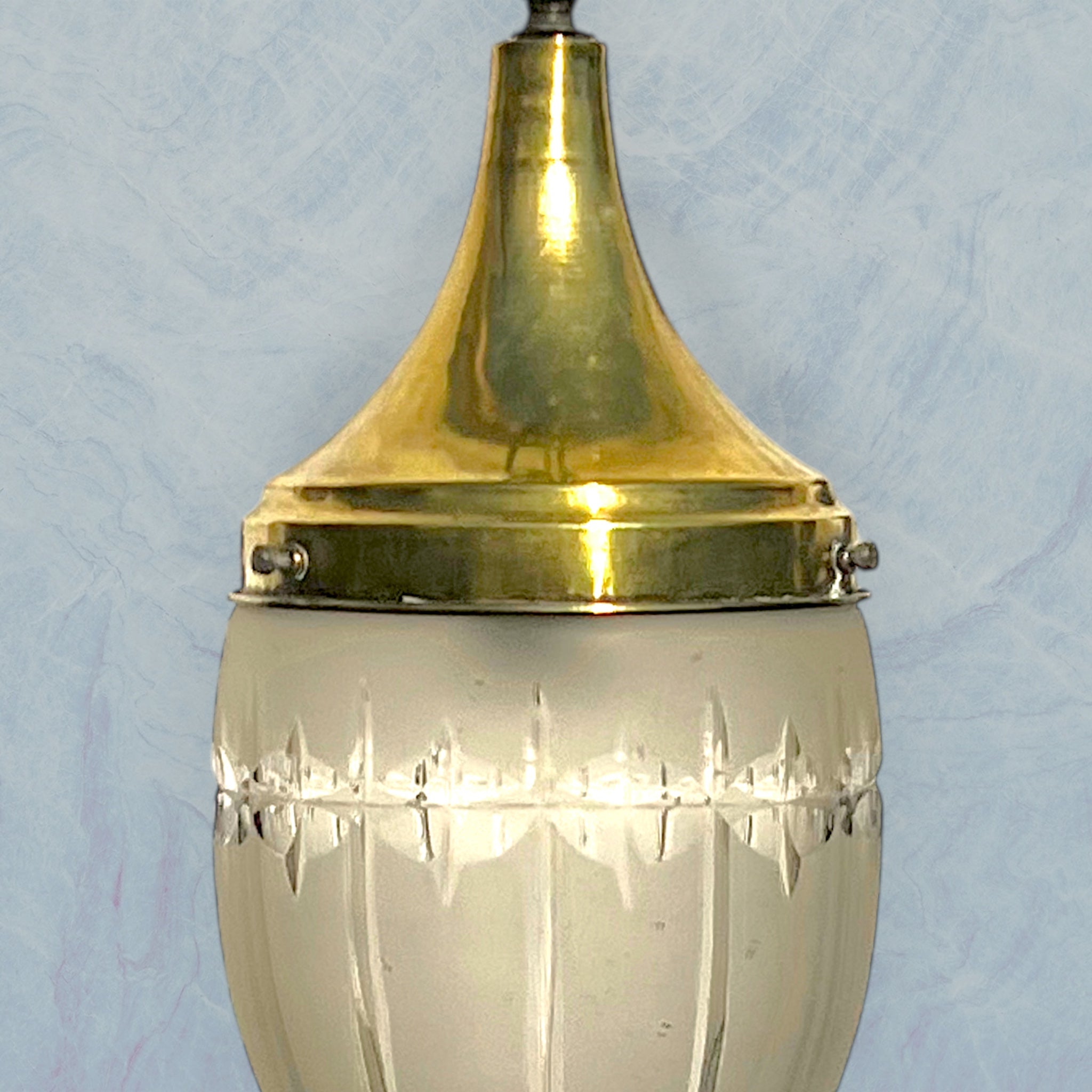 Suspension Art Déco en laiton doré et verre dépoli sculpté – années 1930