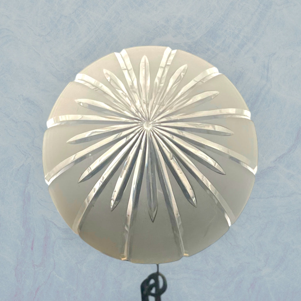 Suspension Art Déco en laiton doré et verre dépoli sculpté – années 1930