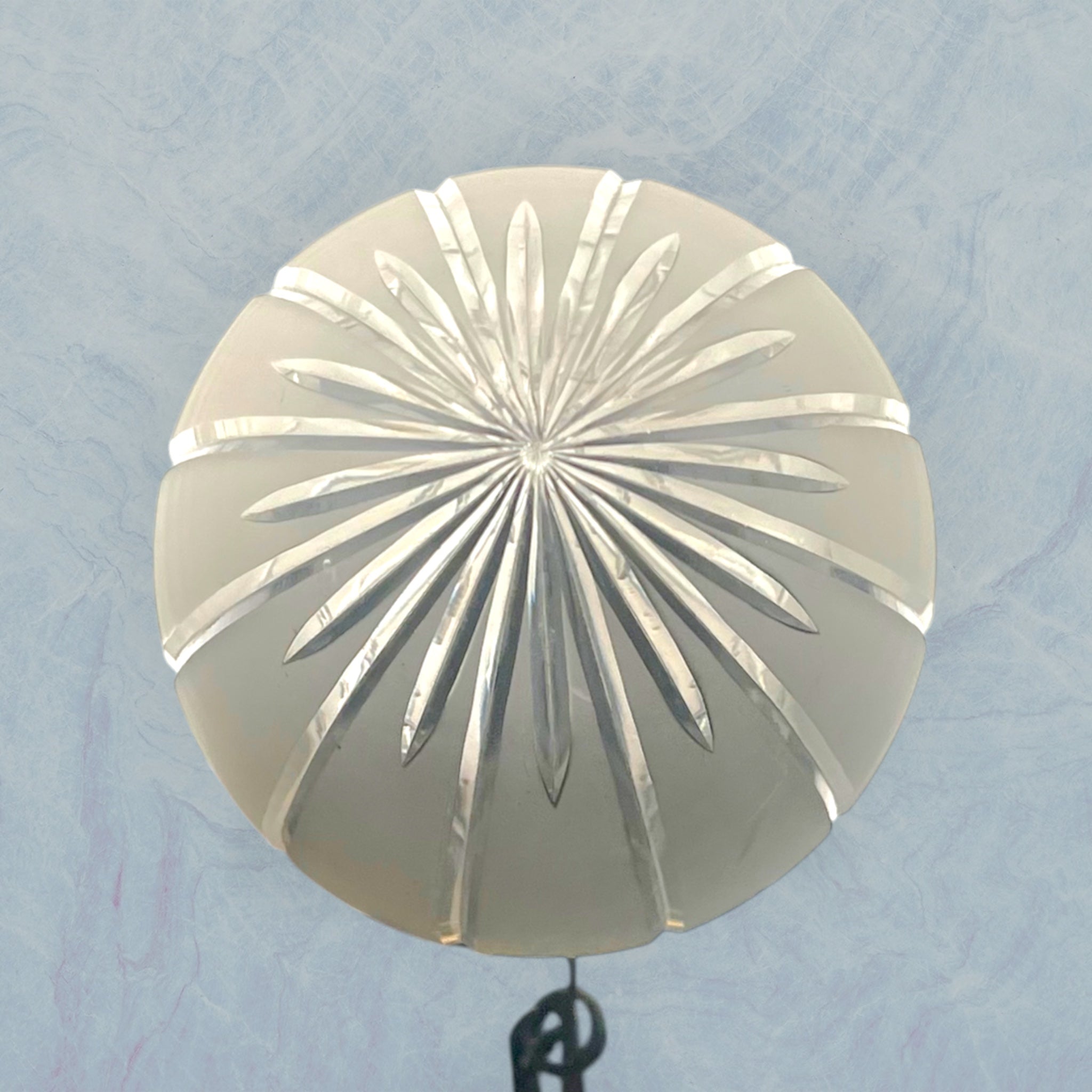 Suspension Art Déco en laiton doré et verre dépoli sculpté – années 1930